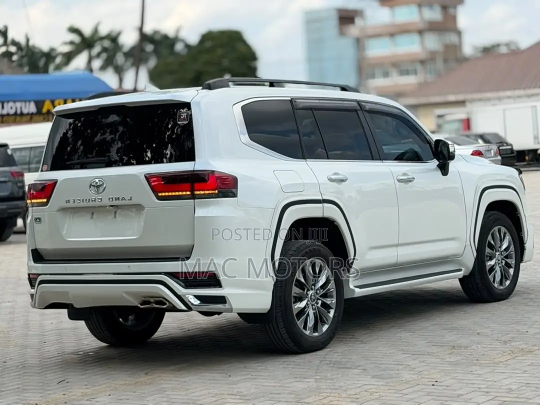Toyota Land Cruiser LC300 2024 White