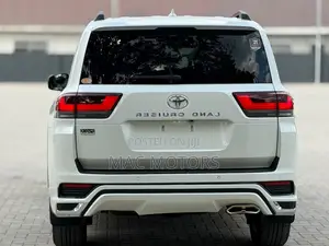 Toyota Land Cruiser LC300 2024 White