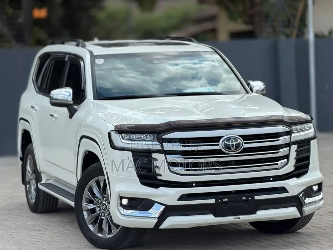 Toyota Land Cruiser LC300 2024 White