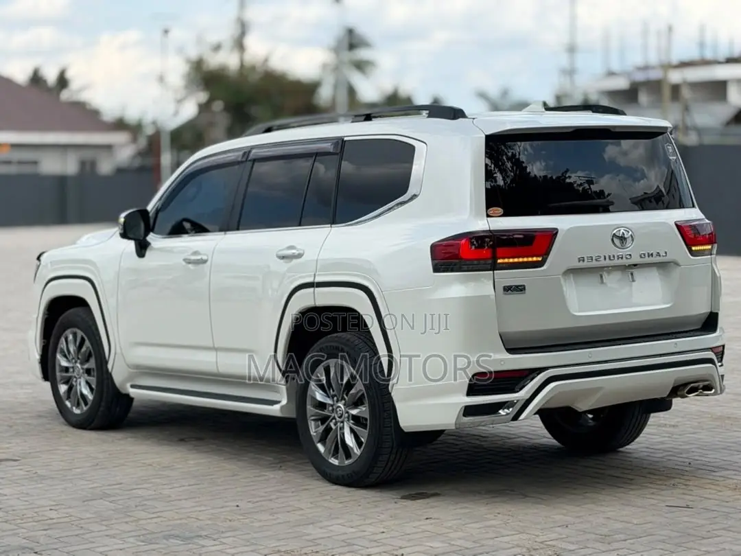 Toyota Land Cruiser LC300 2024 White