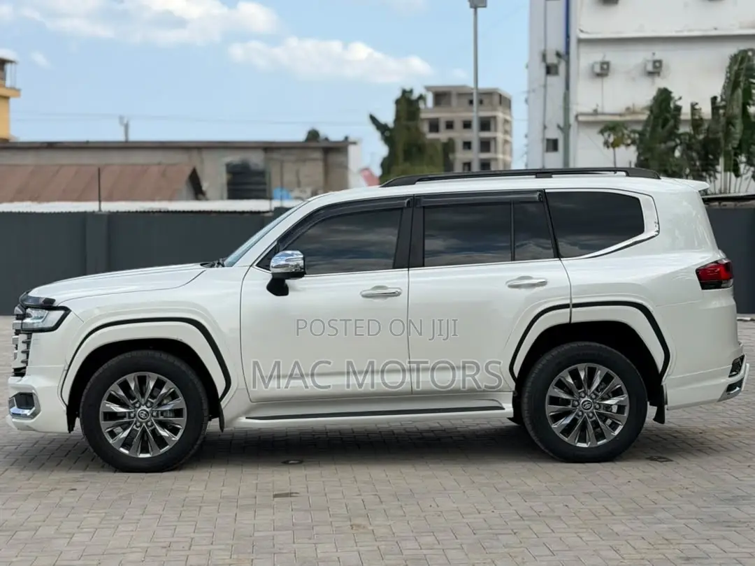 Toyota Land Cruiser LC300 2024 White