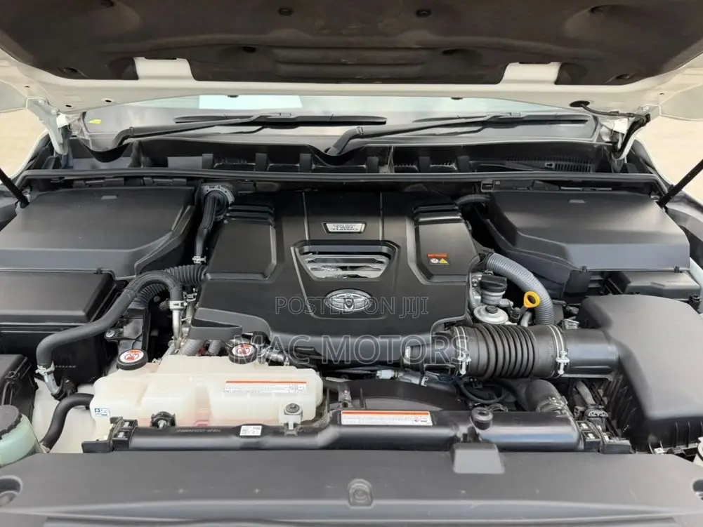 Toyota Land Cruiser LC300 2024 White
