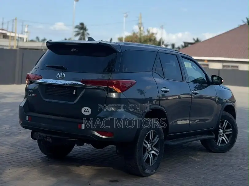Toyota Fortuner 2.4 D AWD 2018 Gray