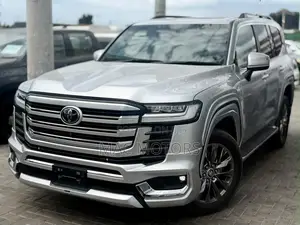 Toyota Land Cruiser LC300 2024 Silver