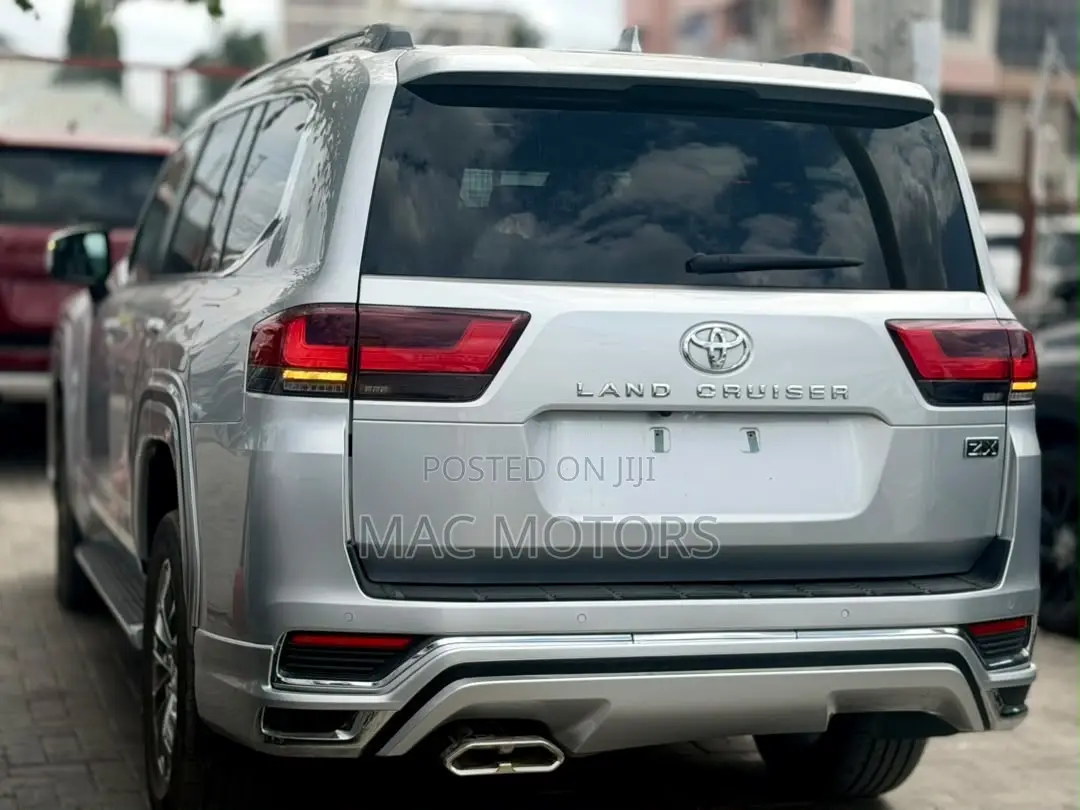 Toyota Land Cruiser LC300 2024 Silver