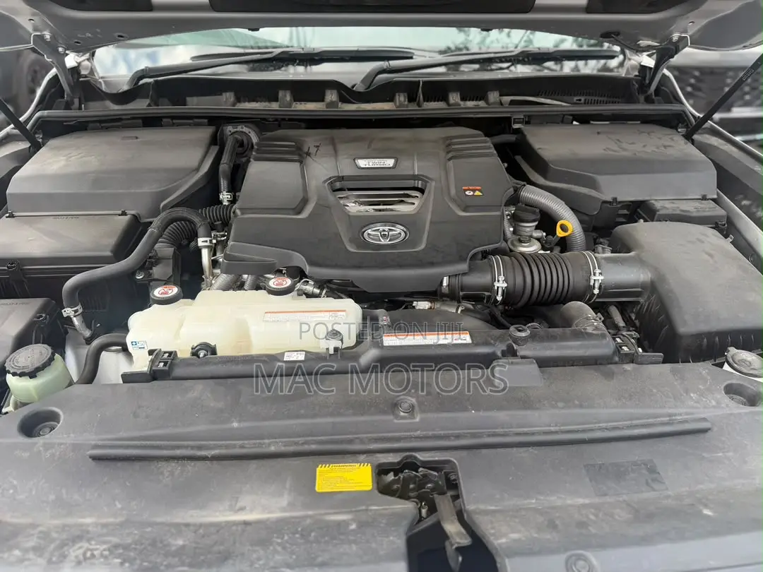 Toyota Land Cruiser LC300 2024 Silver