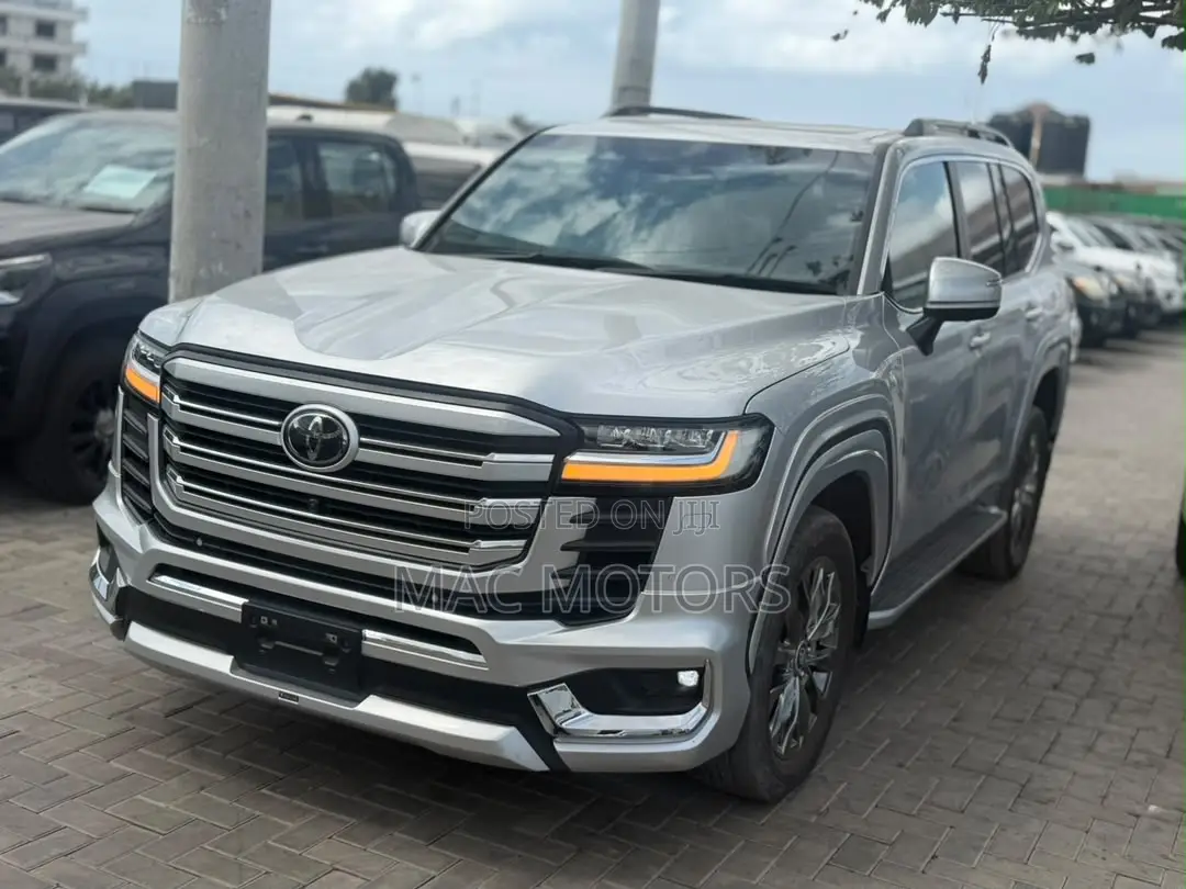 Toyota Land Cruiser LC300 2024 Silver