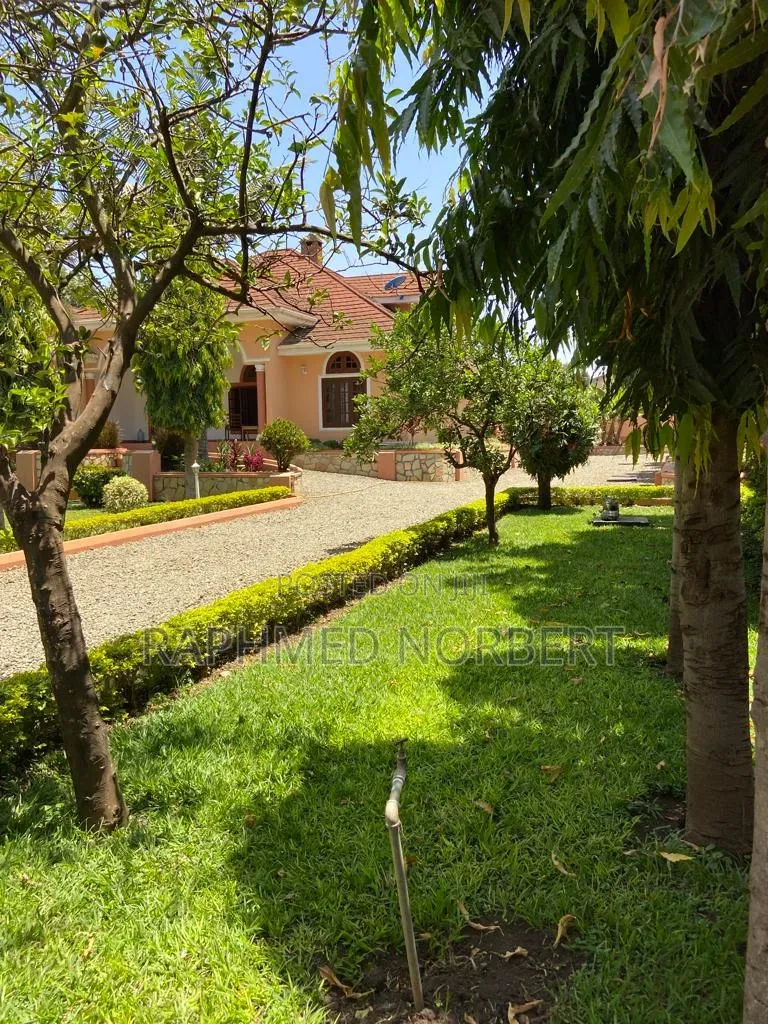 5bdrm House in Tanzania Realestates, Njiro for sale