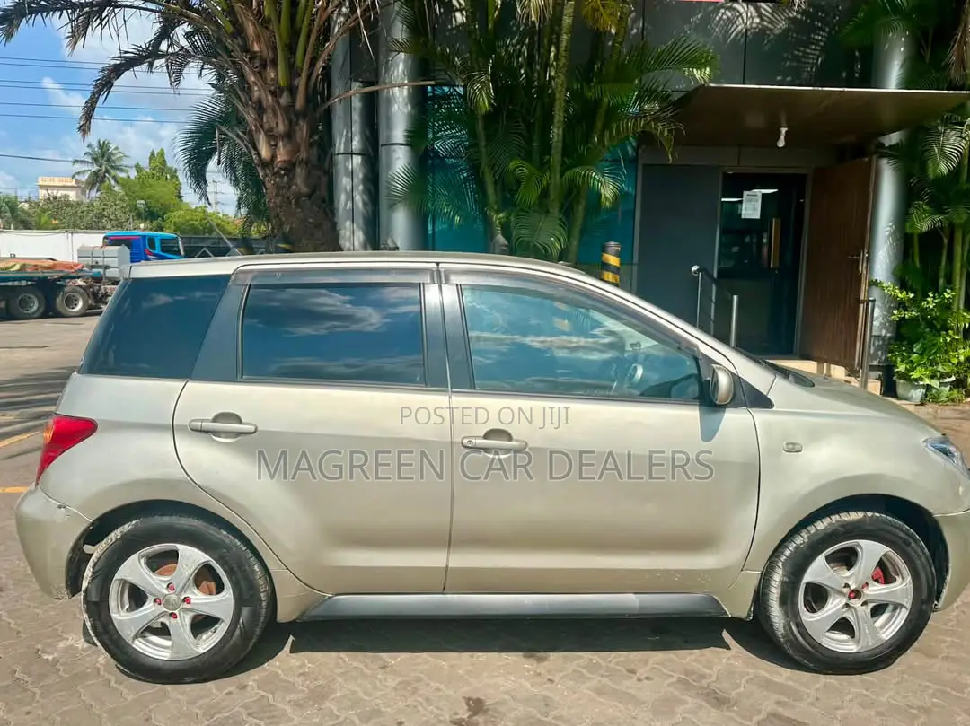 Toyota IST 2005 Gold