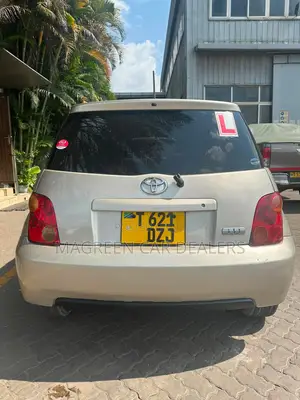 Toyota IST 2005 Gold