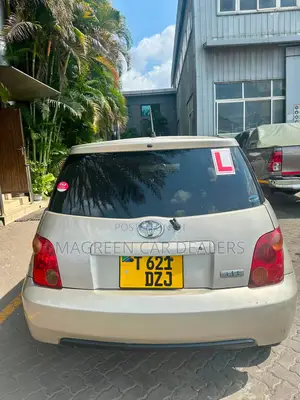 Toyota IST 2005 Gold