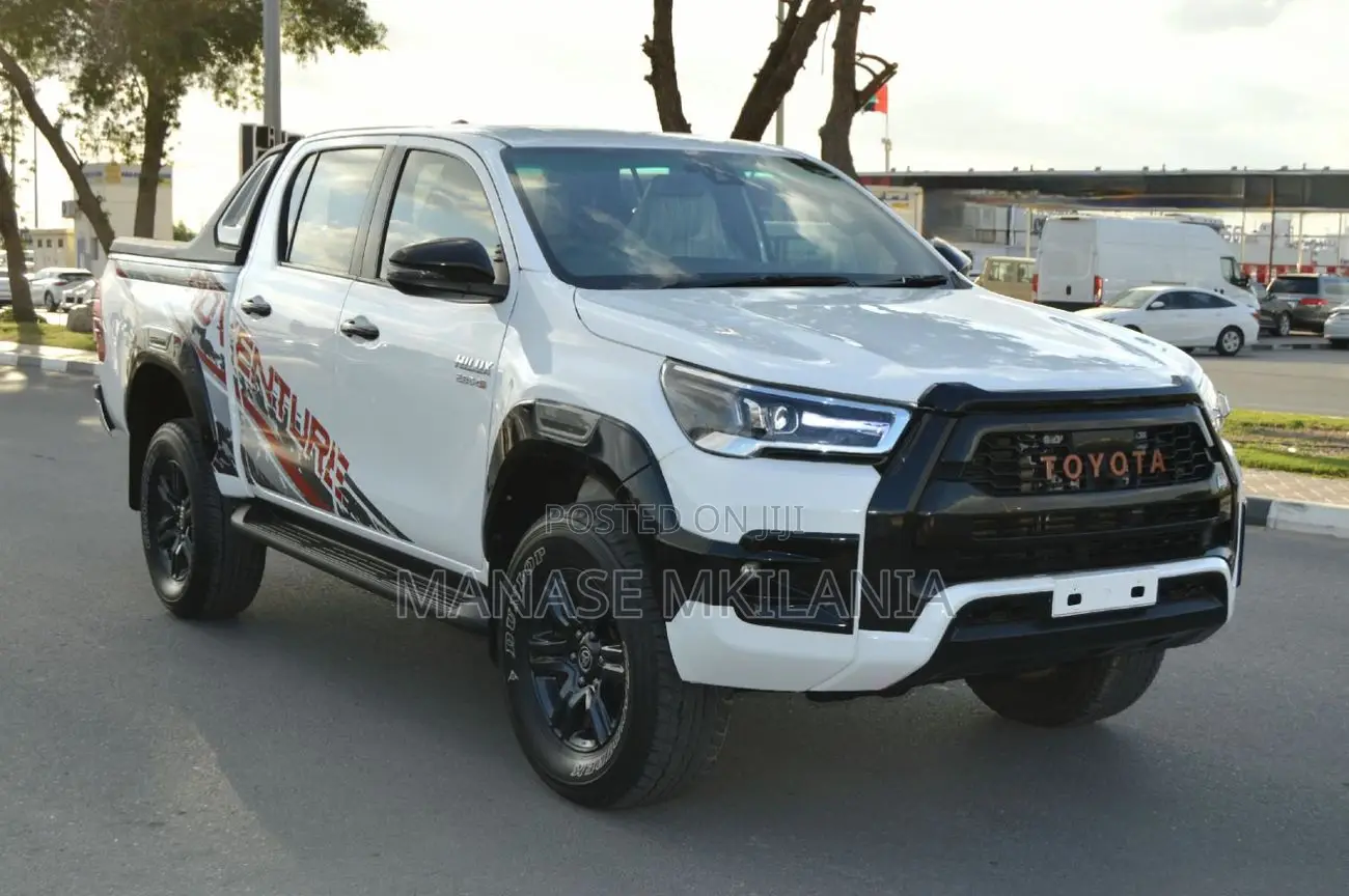 Toyota Hilux 2023 White