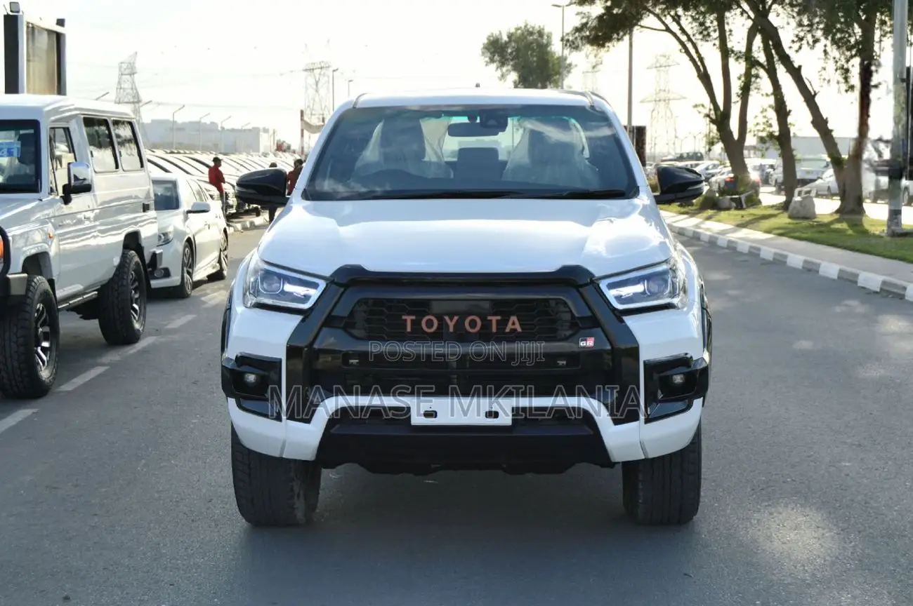 Toyota Hilux 2023 White