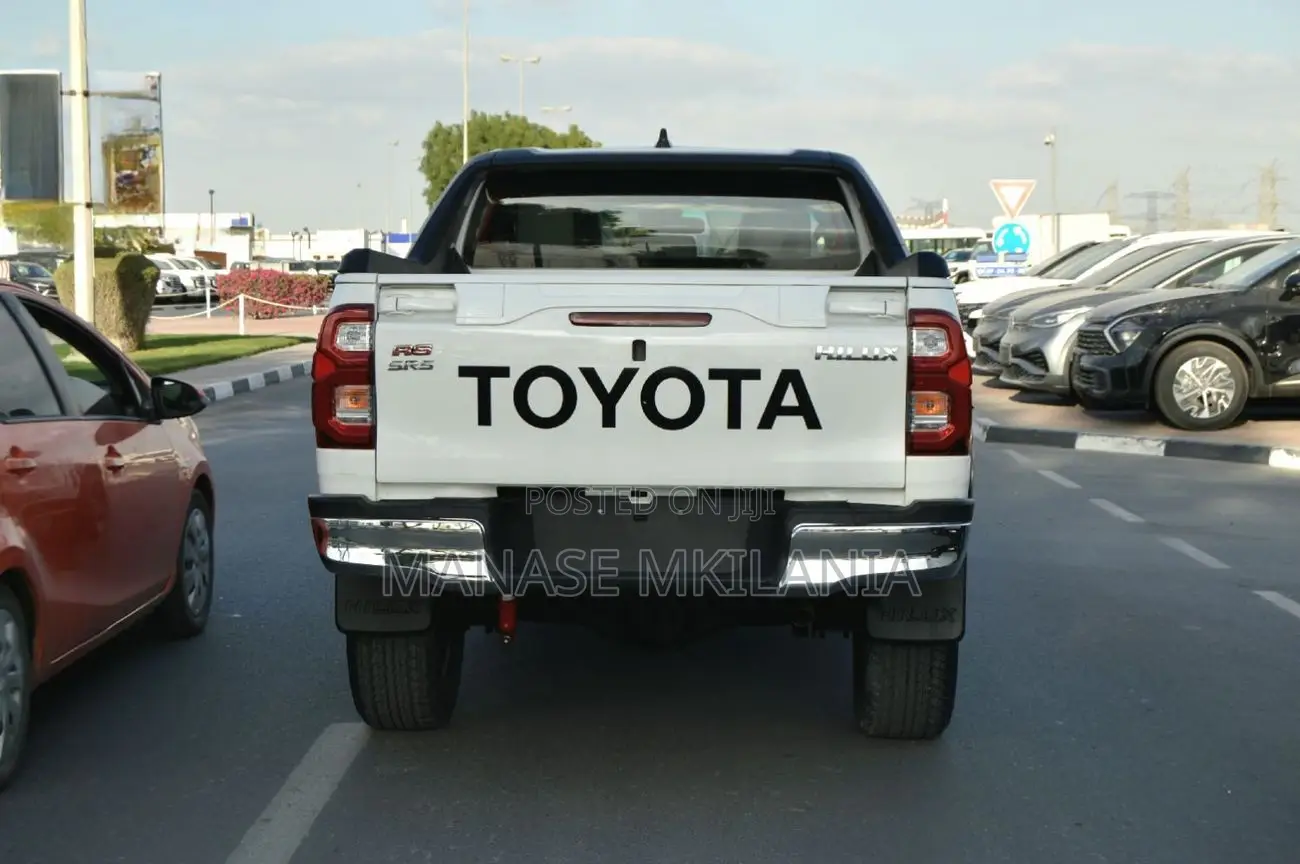 Toyota Hilux 2023 White