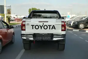Toyota Hilux 2023 White