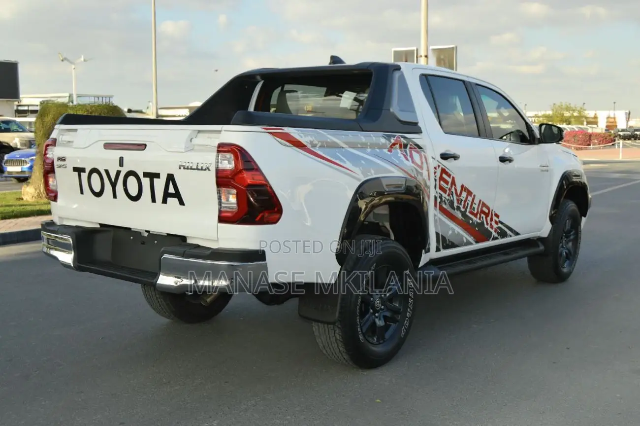Toyota Hilux 2023 White