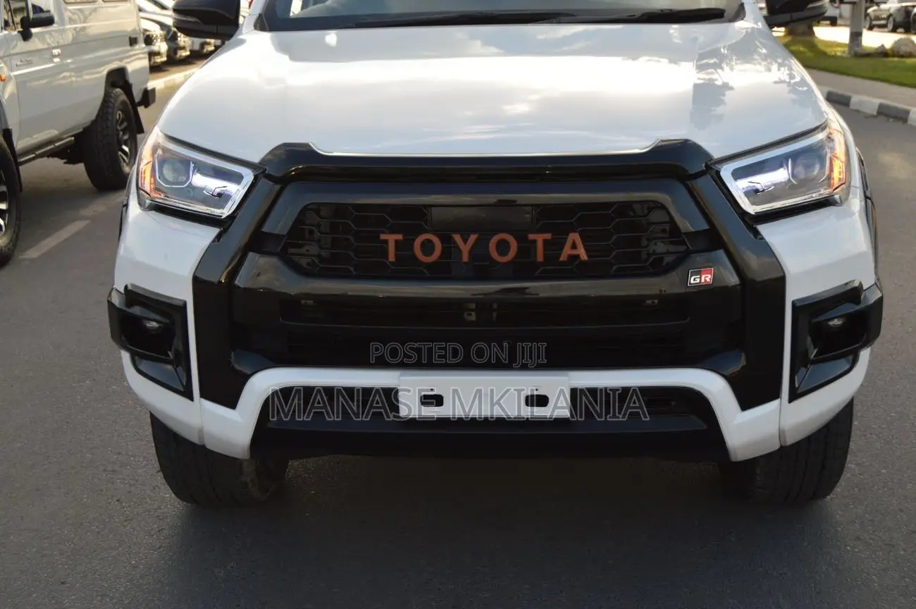 Toyota Hilux 2023 White