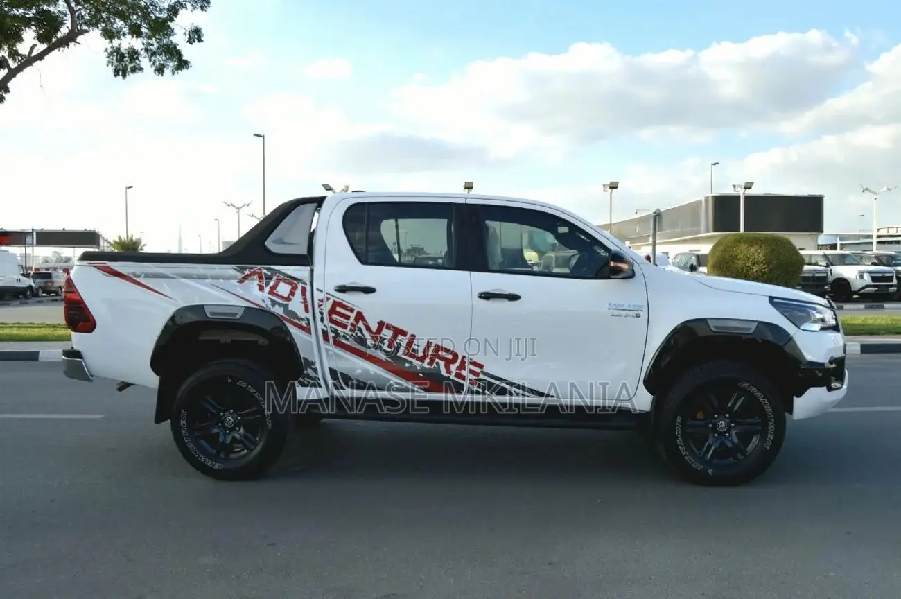 Toyota Hilux 2023 White