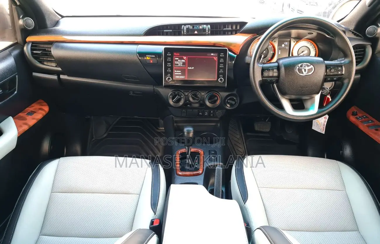 Toyota Hilux 2023 White