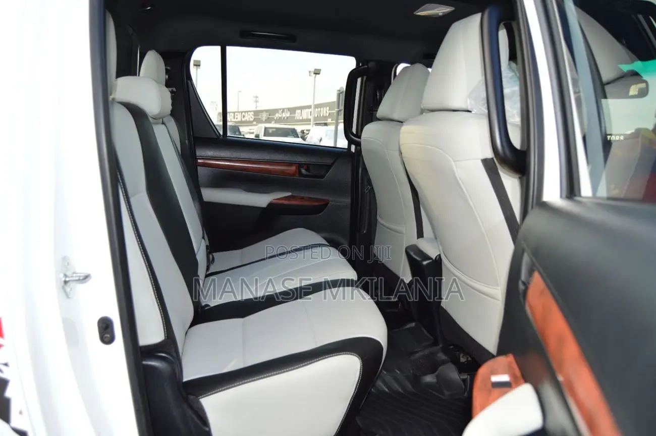 Toyota Hilux 2023 White