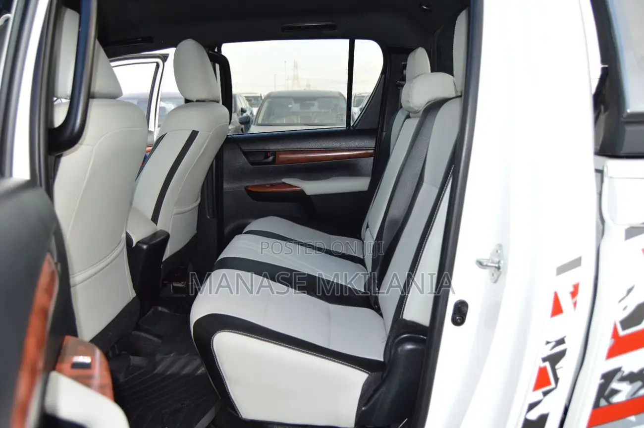 Toyota Hilux 2023 White
