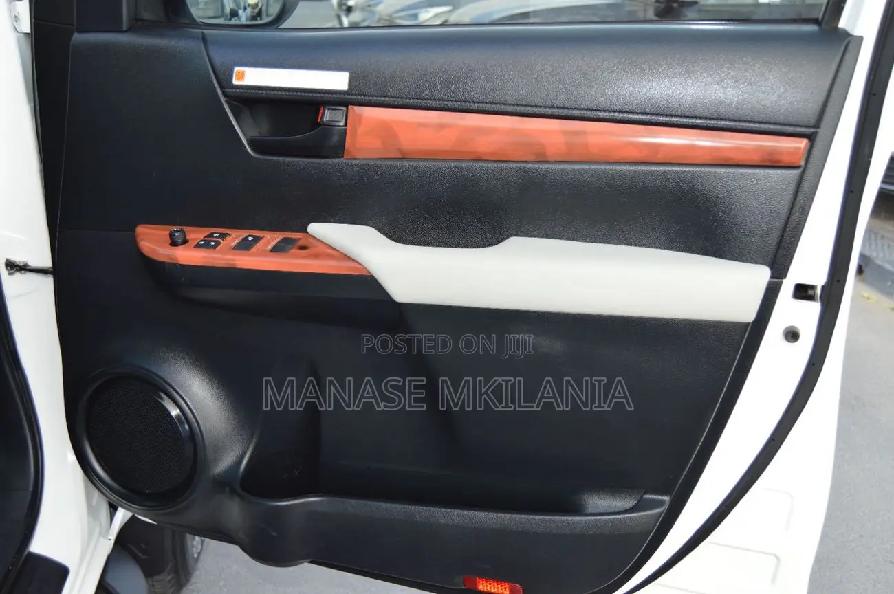 Toyota Hilux 2023 White