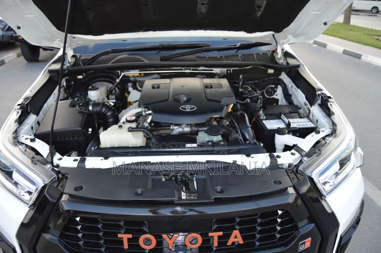 Toyota Hilux 2023 White