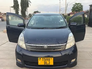 Toyota ISIS 2004 Blue