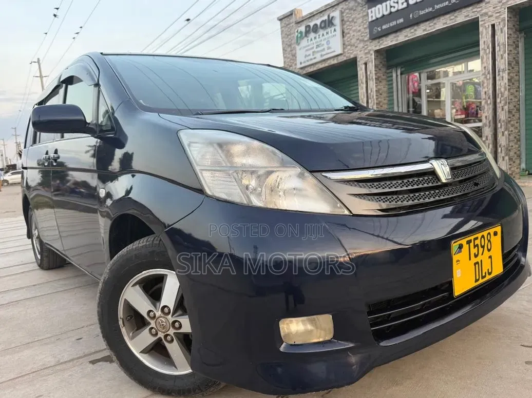Toyota ISIS 2004 Blue