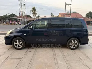 Toyota ISIS 2004 Blue