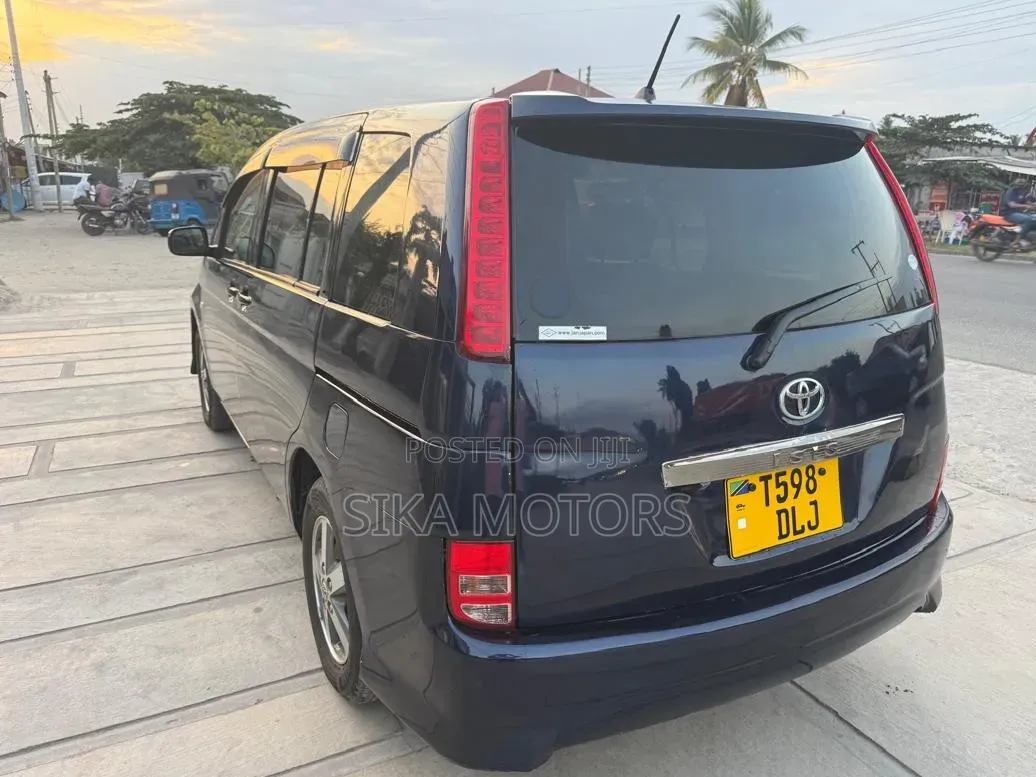 Toyota ISIS 2004 Blue
