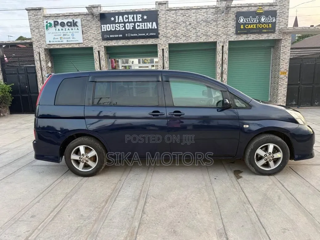 Toyota ISIS 2004 Blue