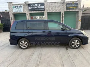 Toyota ISIS 2004 Blue