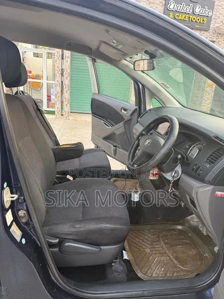 Toyota ISIS 2004 Blue