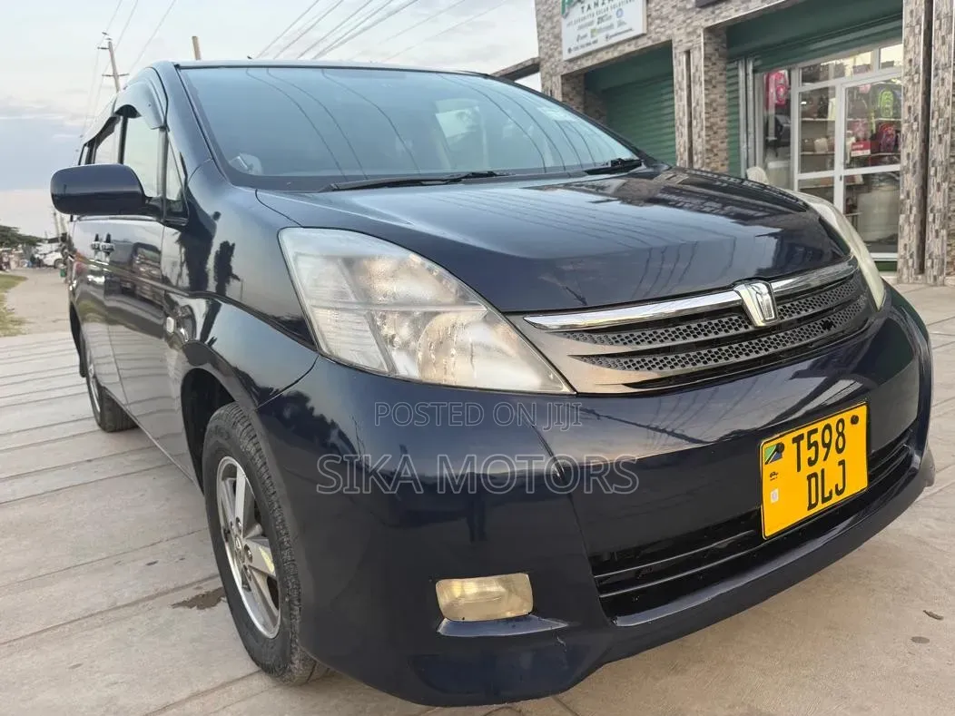 Toyota ISIS 2004 Blue