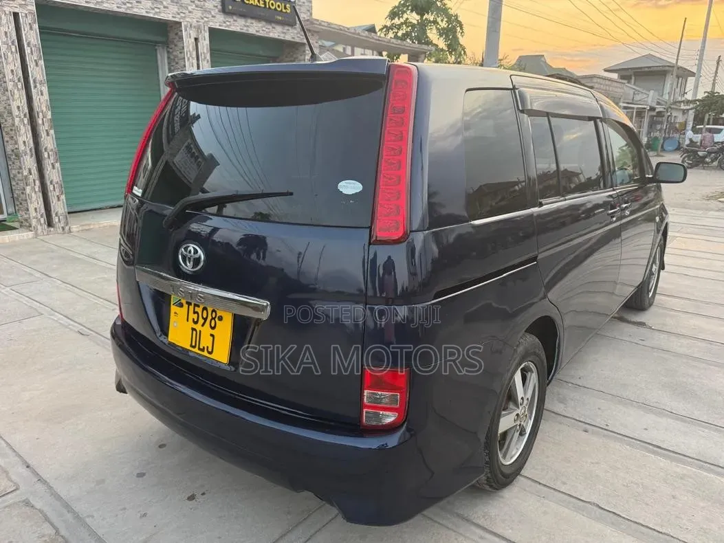 Toyota ISIS 2004 Blue