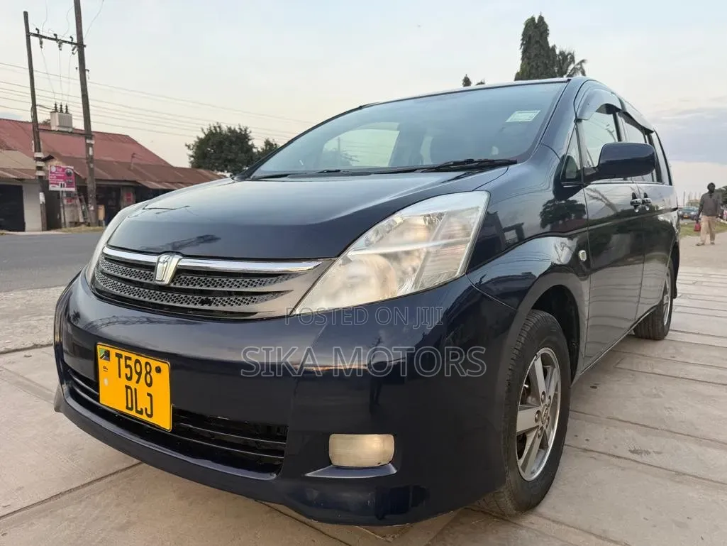 Toyota ISIS 2004 Blue