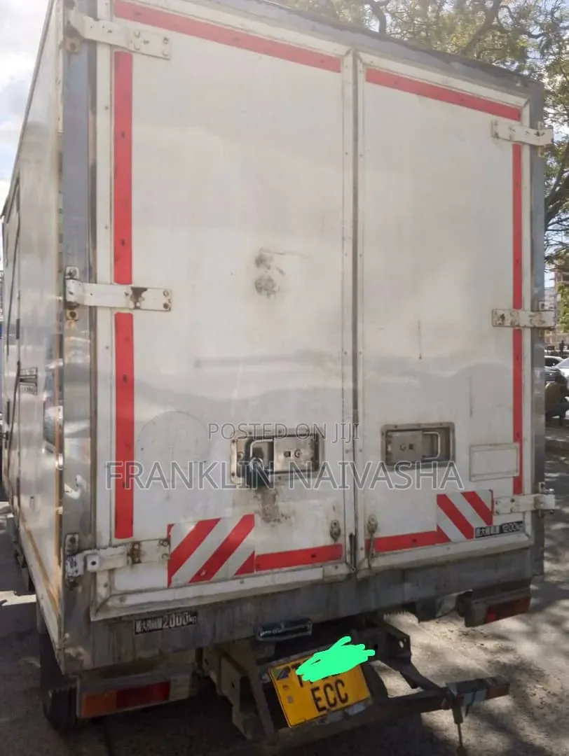Mitsubishi Canter 2001 White