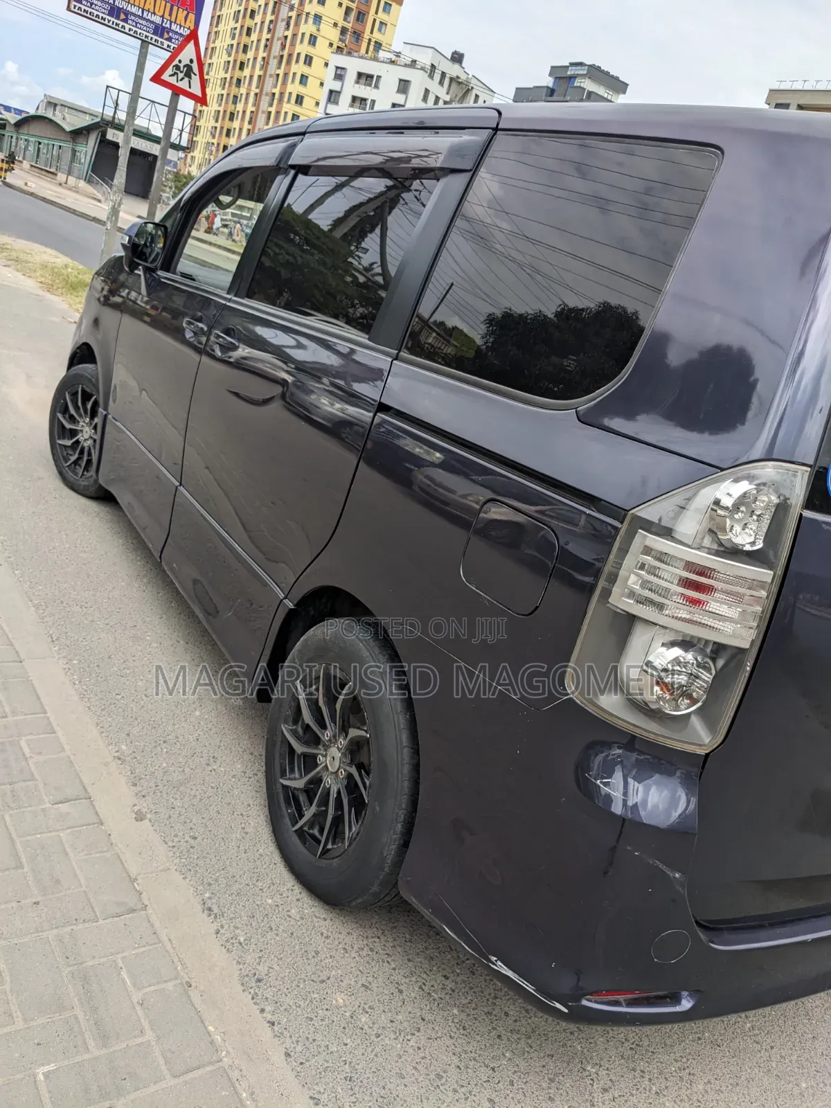 Toyota Noah 2010 Blue