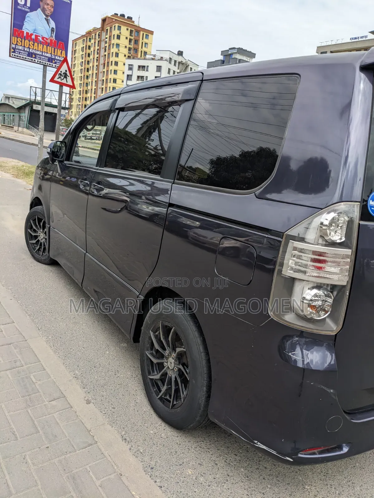 Toyota Noah 2010 Blue