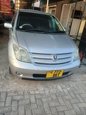 Toyota IST 2004 Silver