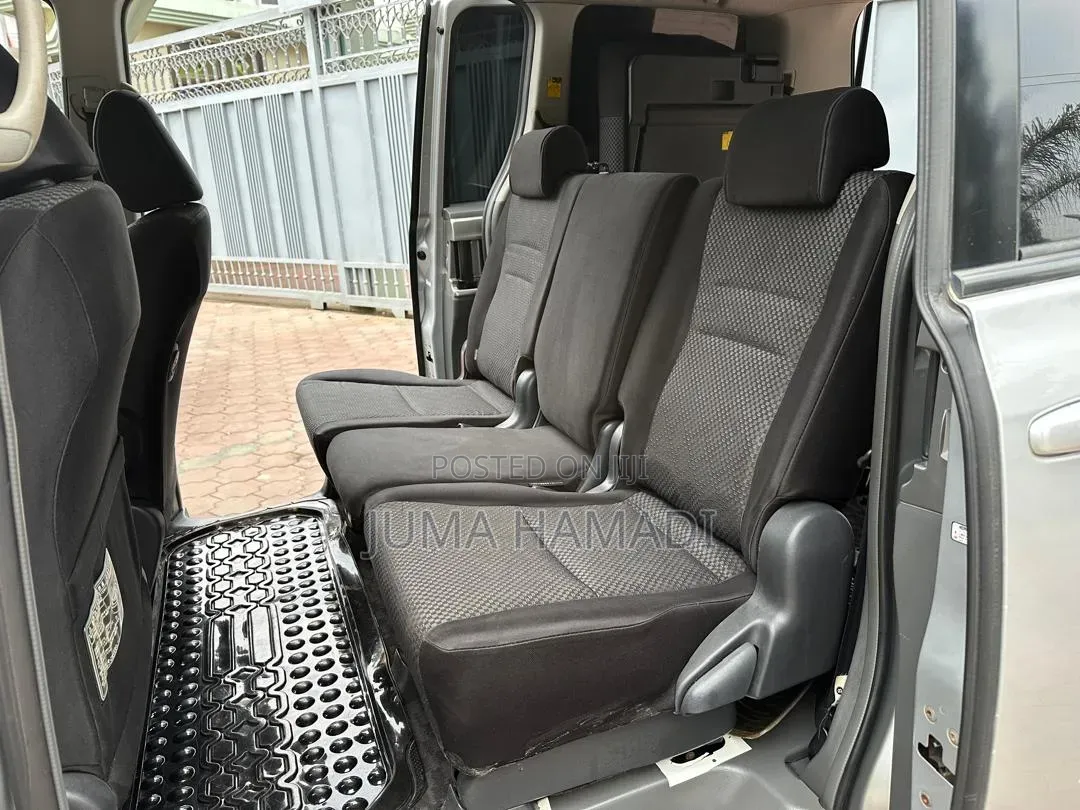 Toyota Noah 2008 Silver