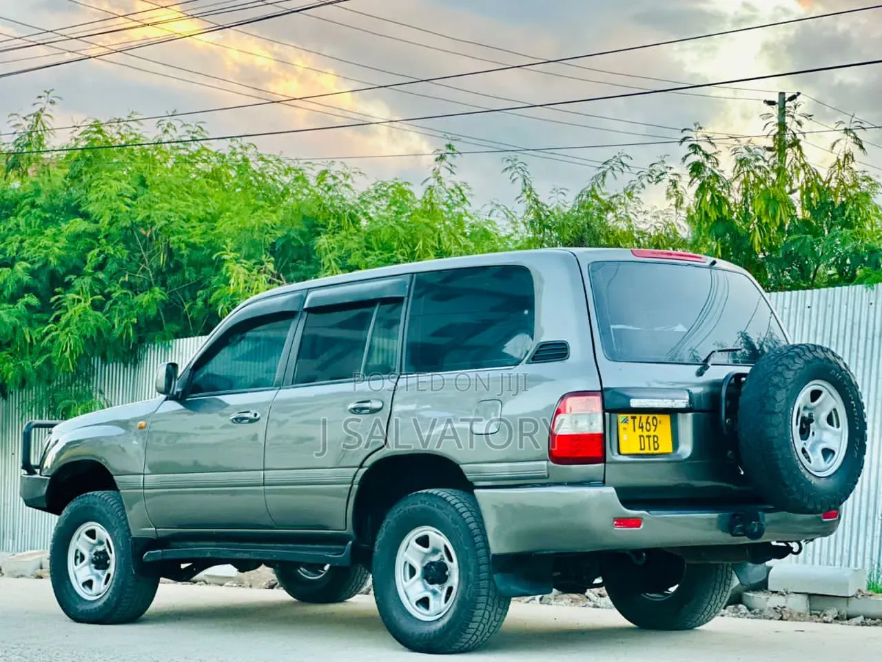 Toyota Land Cruiser 1999 Gray