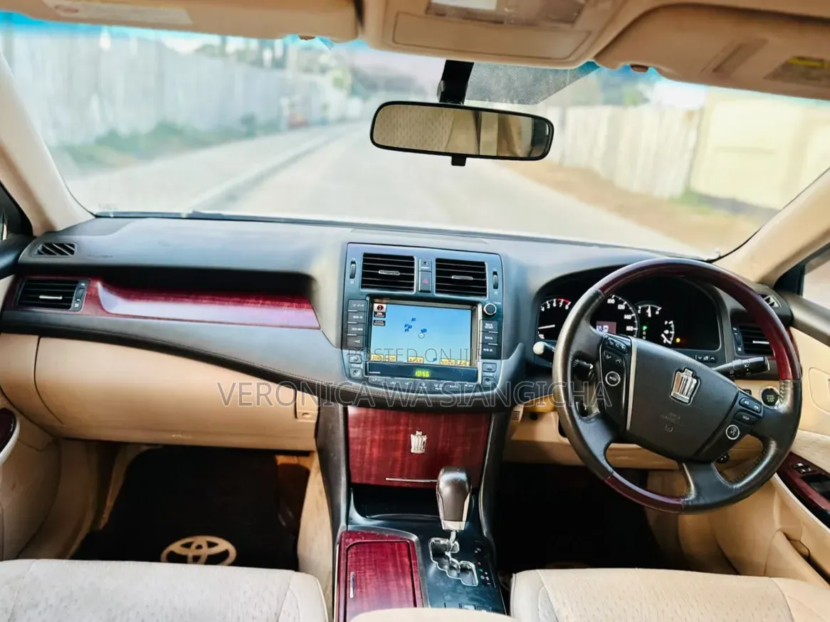 Toyota Crown 2010 White