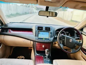 Toyota Crown 2010 White