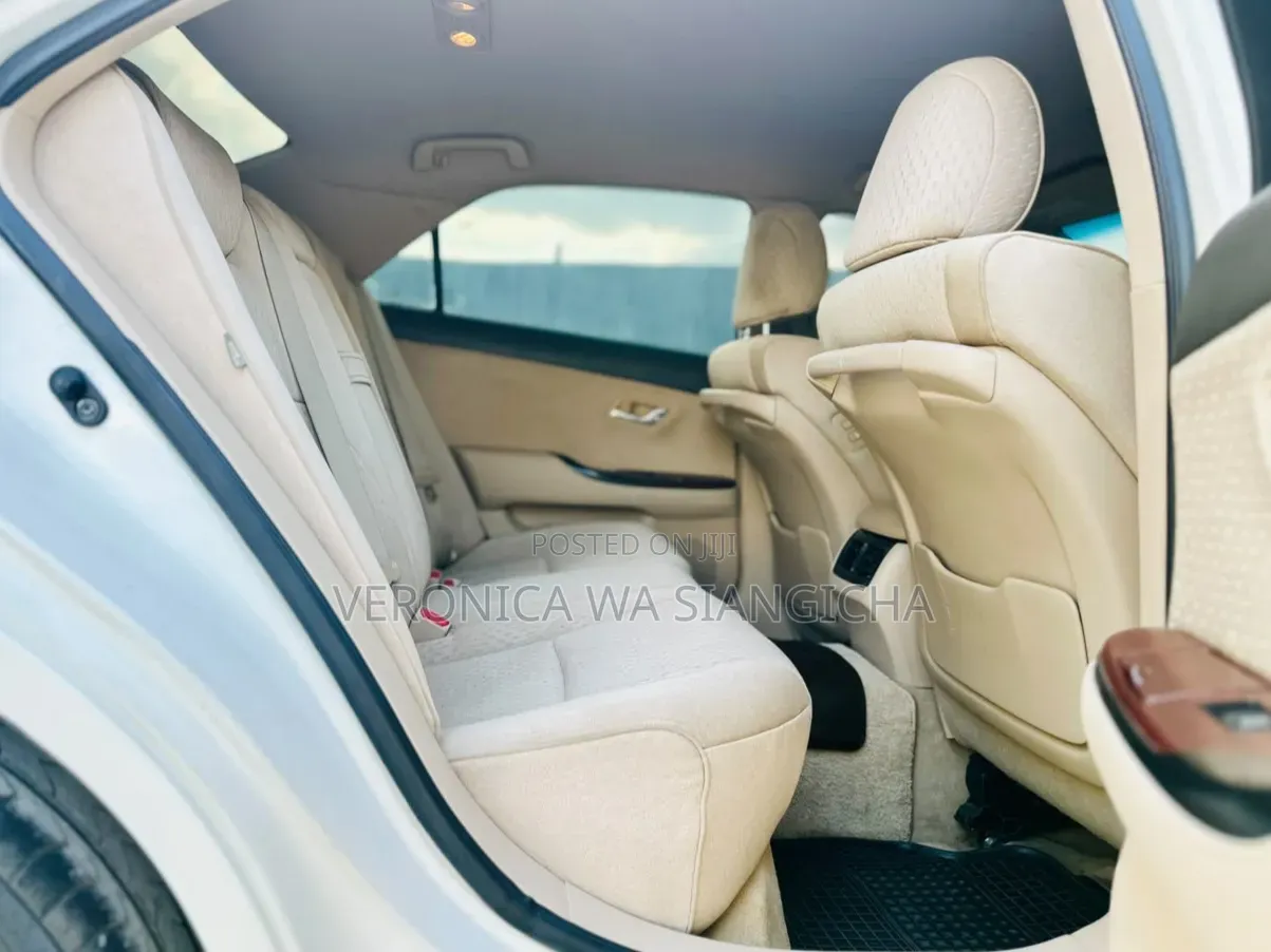 Toyota Crown 2010 White