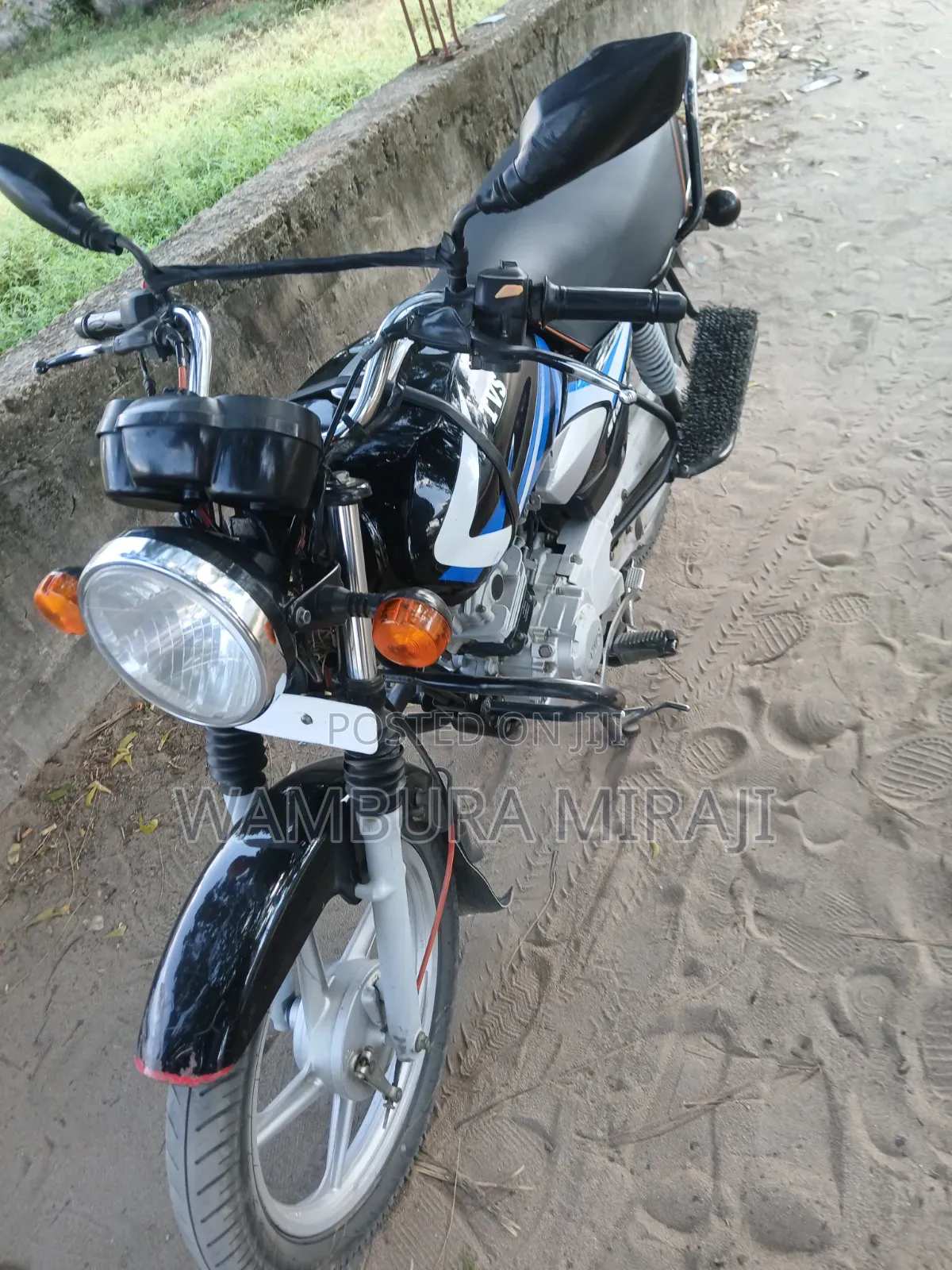 New TVS HLX 125 2025 Black