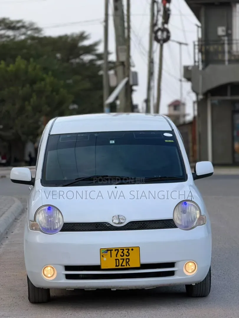 Toyota Sienta 2004