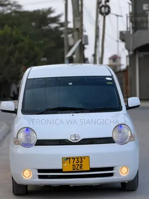 Toyota Sienta 2004