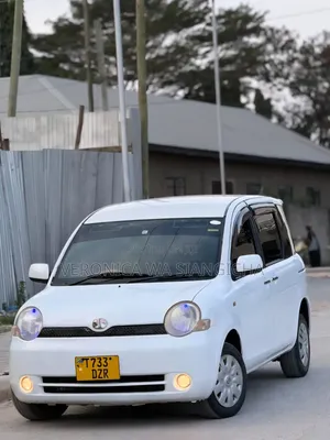 Toyota Sienta 2004